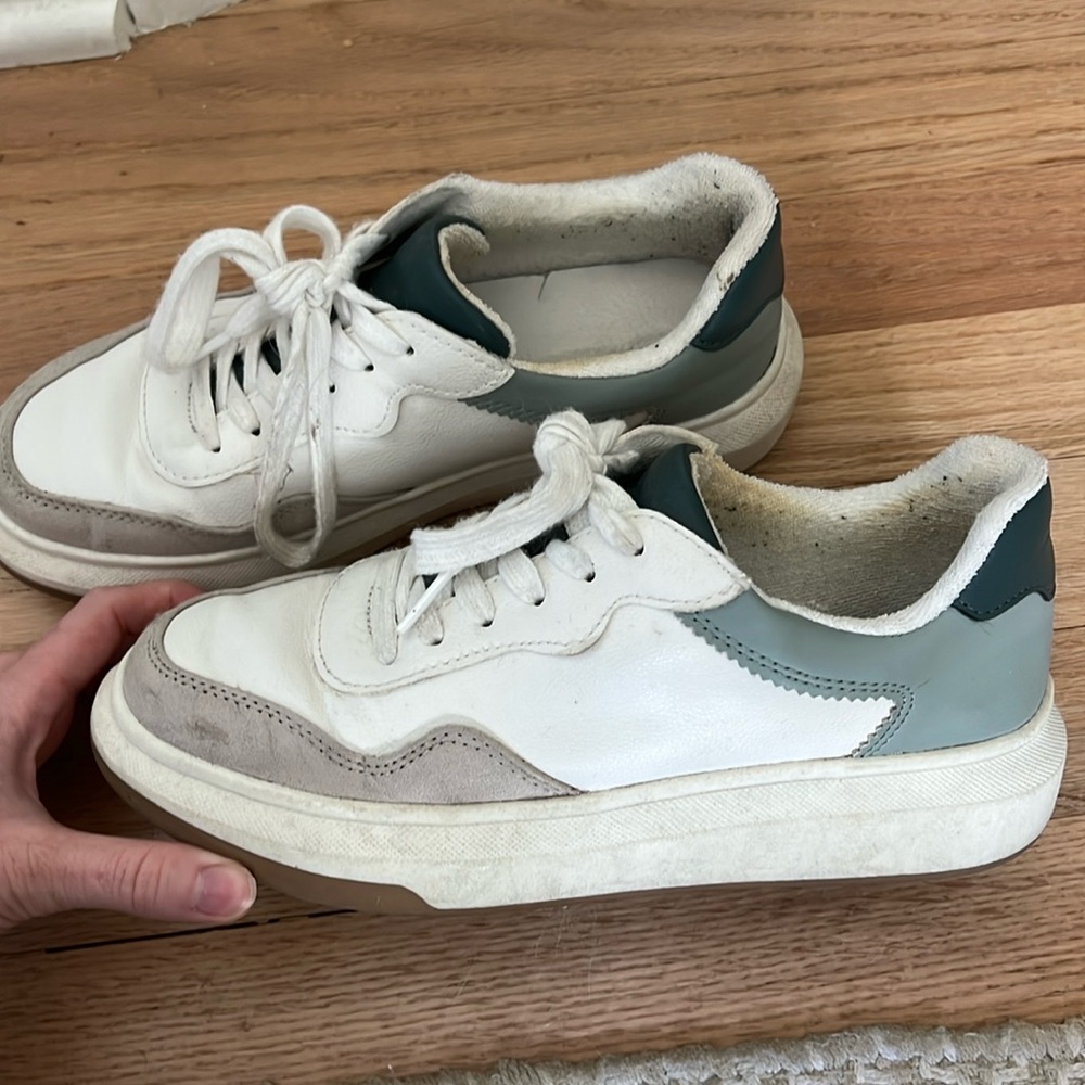 Universal thread sneaker